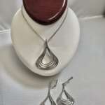 Fashion Swirl Design Necklace With Matching Earrings